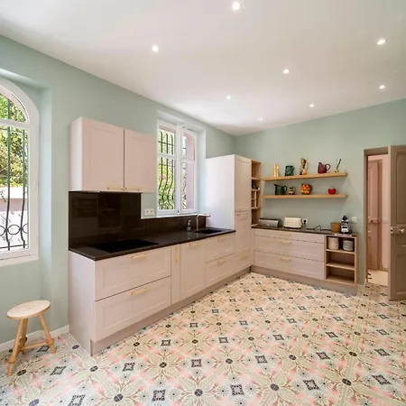 Sumptuous Family With Swimming Pool Within Walking Distance Of Cannes Villa *